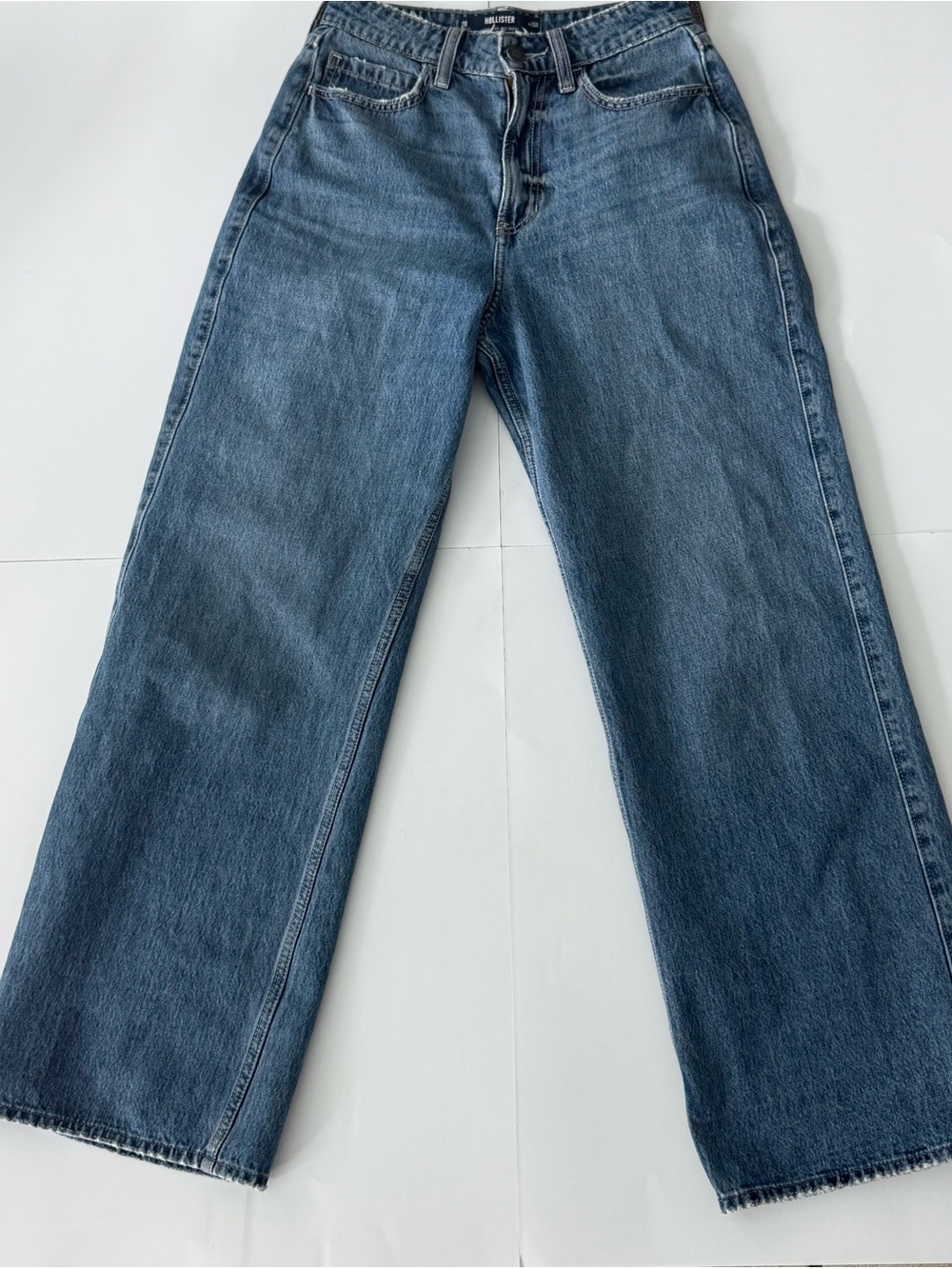 Hollister Women’s High-Rise Wide-Leg Jeans in Medium Blue Denim. Size 2 Regular